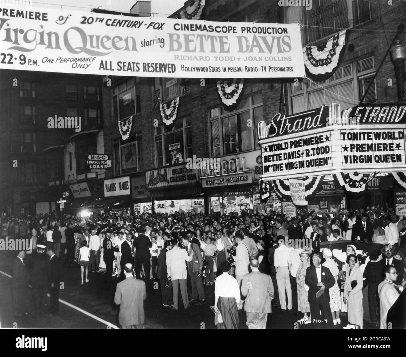 World premiere at the Strand Theatre New York in July 1955 of BETTE DAVIS as Elizabeth I of England and RICHARD TODD as Sir Walter Raleigh in THE VIRGIN QUEEN 1955 director HENRY KOSTER music Franz Waxman producer Charles Brackett costumes Mary Wills Twentieth Century Fox Stock Photo