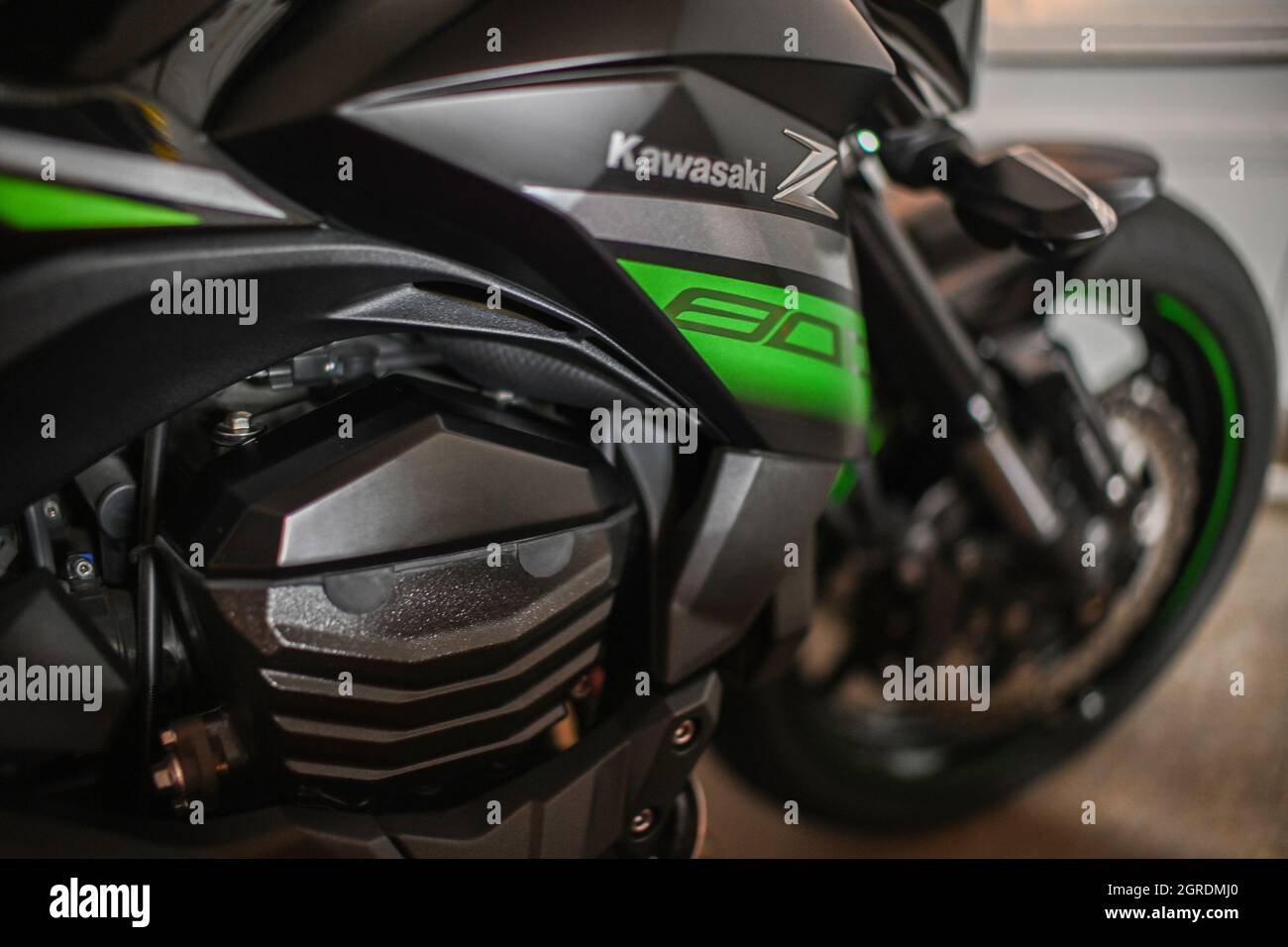 KANSAS CITY, UNITED STATES - Jul 11, 2021: A closeup of Kawasaki z800  motorcycle. Street bike Stock Photo - Alamy
