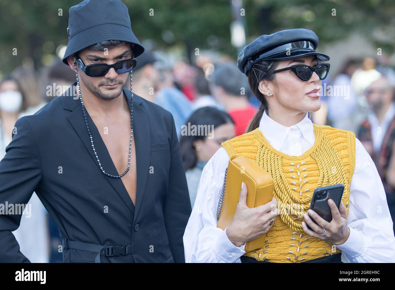 Wearing yellow hats hi-res stock photography and images - Alamy