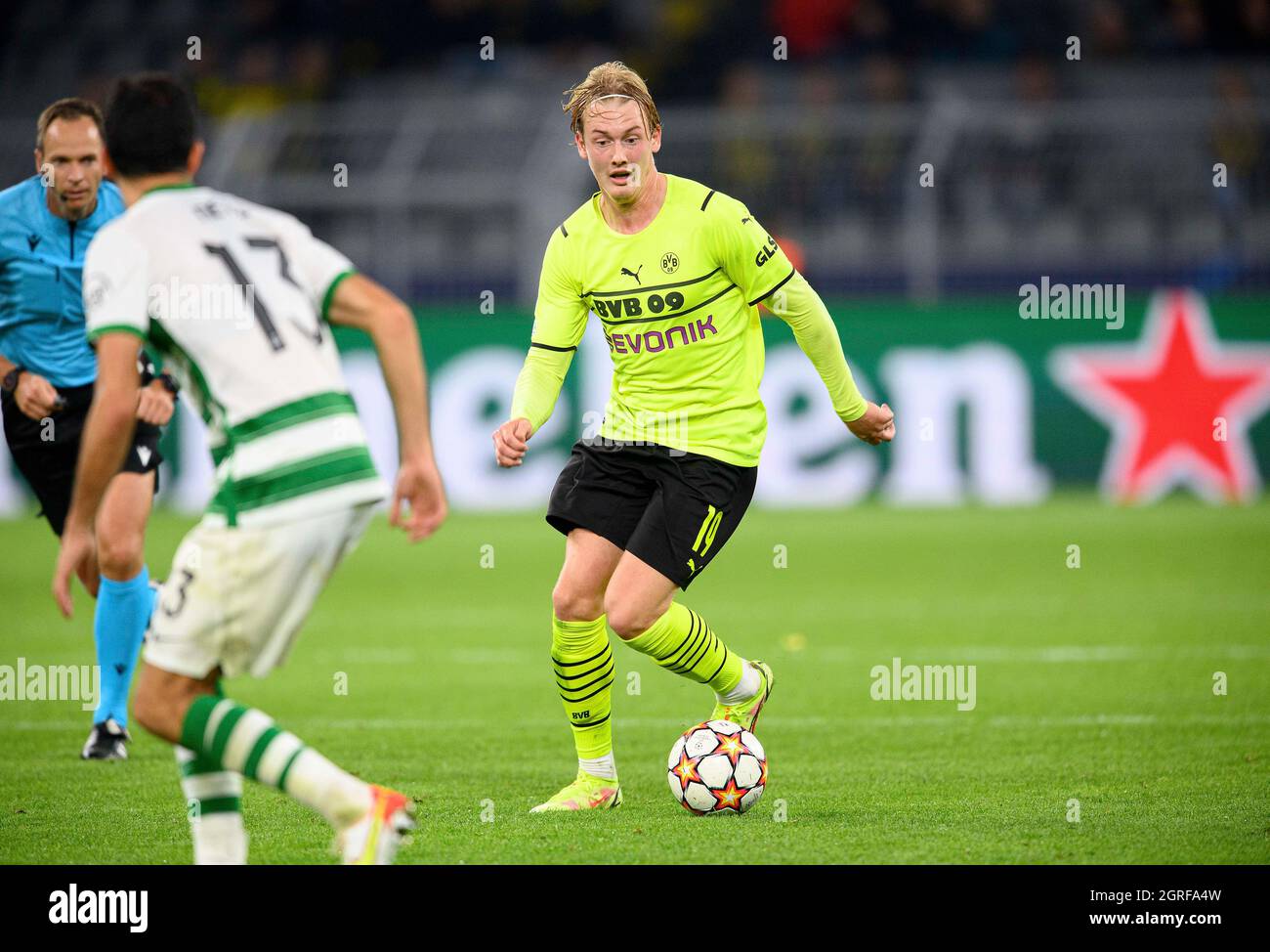 Julian BRANDT r. (DO) in the duel versusLuis NETO (LIS), action, football Champions League, preliminary round 2nd matchday, Borussia Dortmund (DO) - Sporting Lisbon (LIS) 1: 0, on 09/28/2021 in Dortmund/Germany. Â Stock Photo