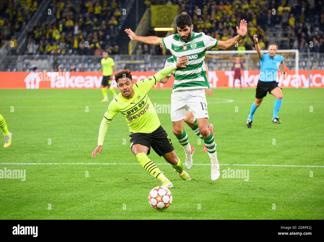 Dortmund, Deutschland. 28th Sep, 2021. Donyell PAINT l. (DO) in duels versus Luis NETO (LIS), action, football Champions League, preliminary round 2nd matchday, Borussia Dortmund (DO) - Sporting Lisbon (LIS) 1: 0, on 09/28/2021 in Dortmund/Germany. Â Credit: dpa/Alamy Live News Stock Photo