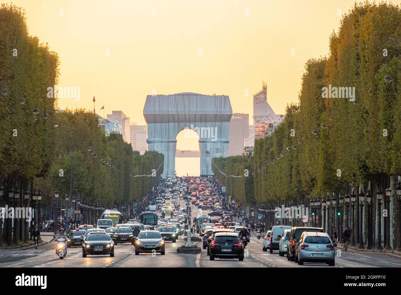 France, Paris, Champs-Elysees and Arc de Triomphe wrapped by Jeanne-Claude and Christo, September 18 to October 3, 2021 Stock Photo