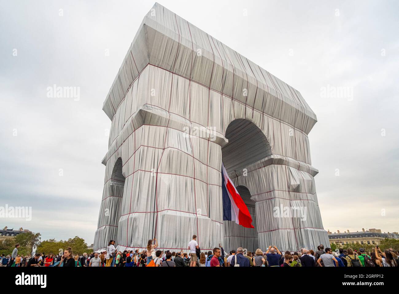 France, Paris, Place de l'Etoile, Arc de Triomphe wrapped by Jeanne-Claude and Christo, September 18 to October 3, 2021 Stock Photo