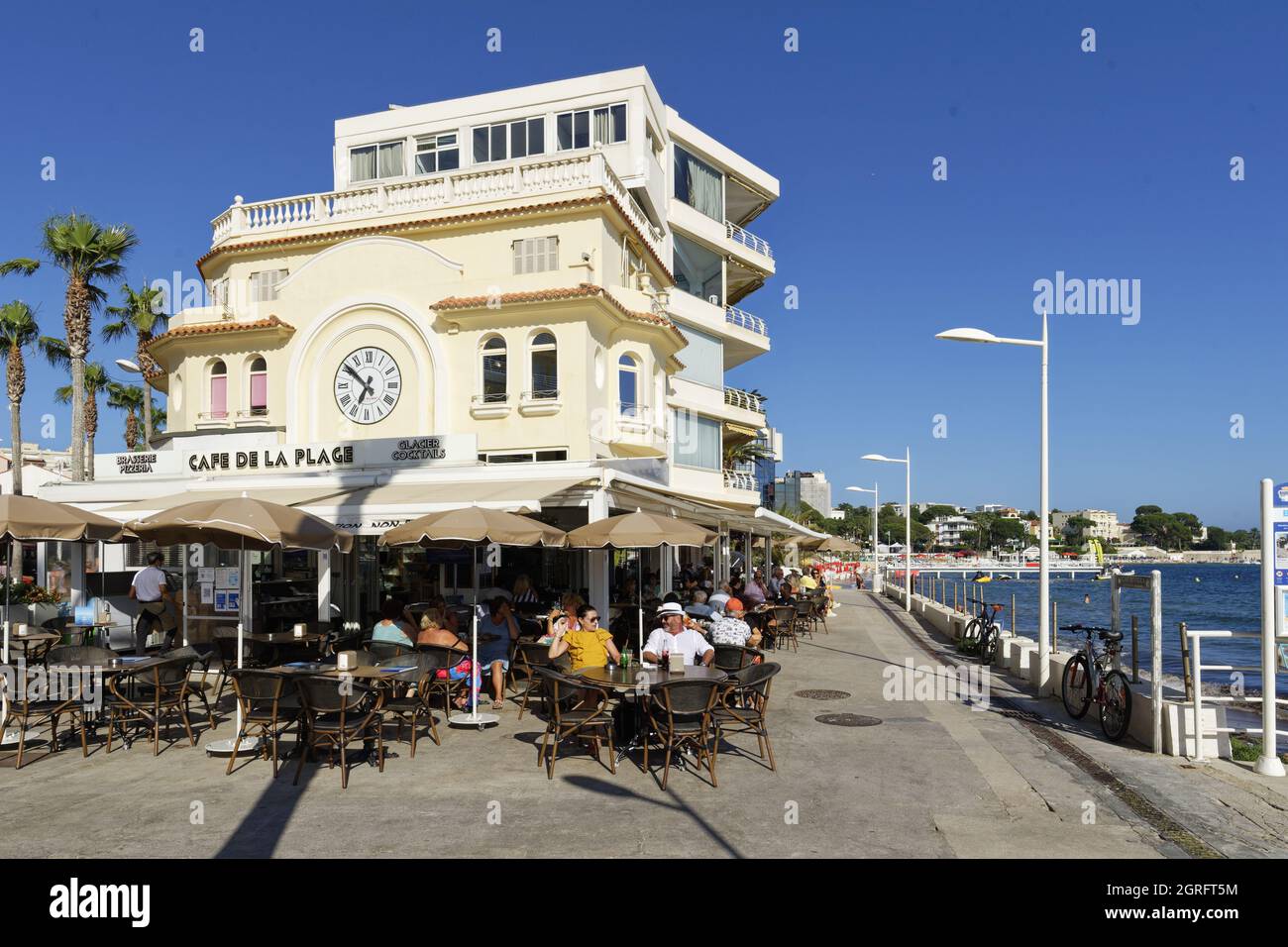 France, Provence-Alpes-Cote D'Azur, Antibes Juan-les-Pins, Statue Decorated With Flowers On Seafront 2r4x5f2