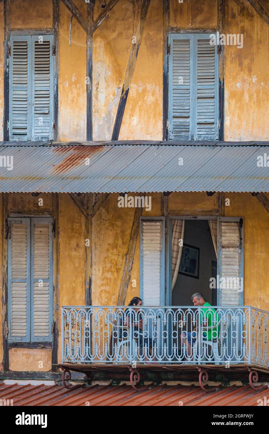 France, French Guiana, Cayenne, couple having lunch on a balcony of a