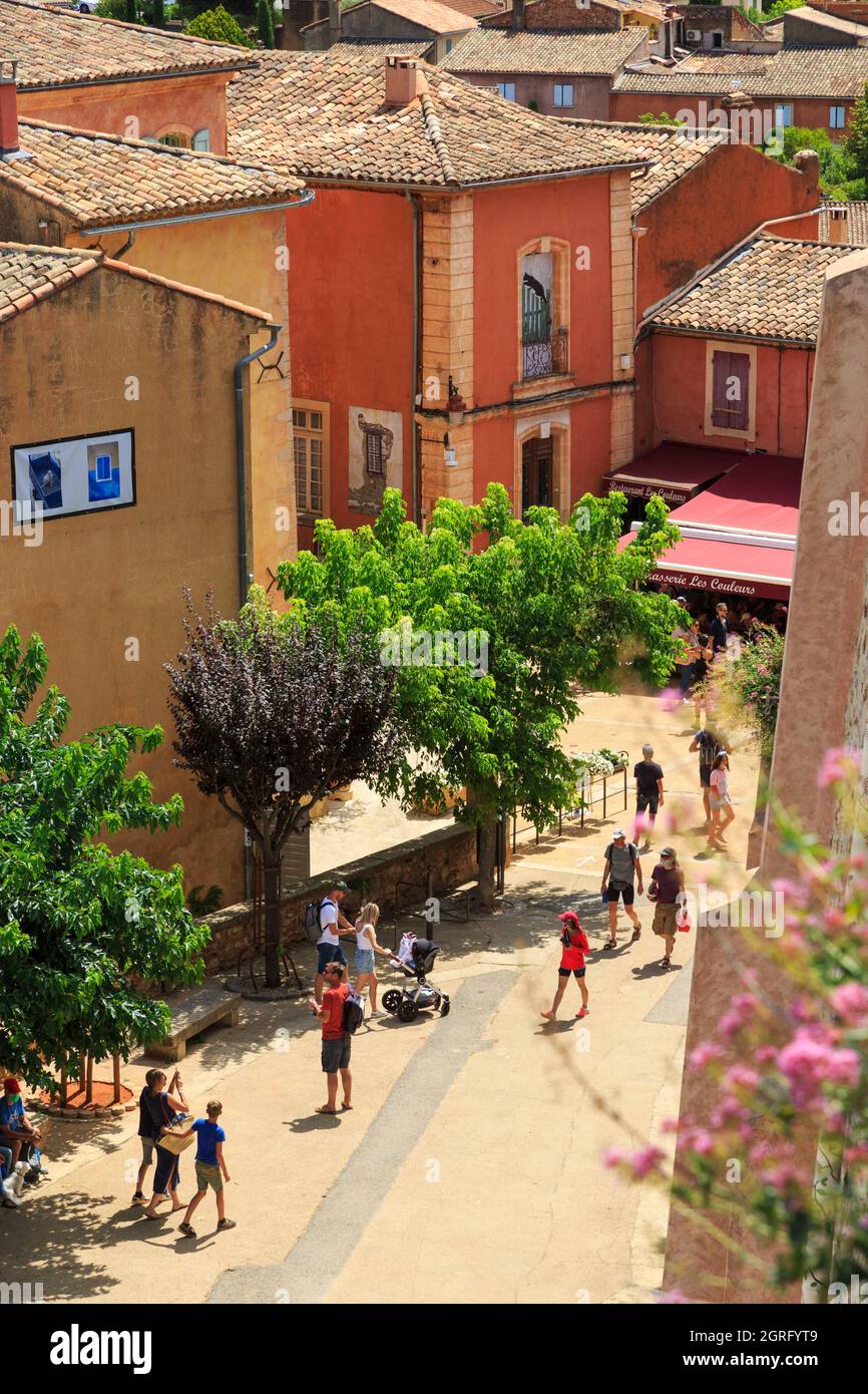 France, Vaucluse, Regional Natural Park of Luberon, Roussillon, tourists in the center of the village Stock Photo