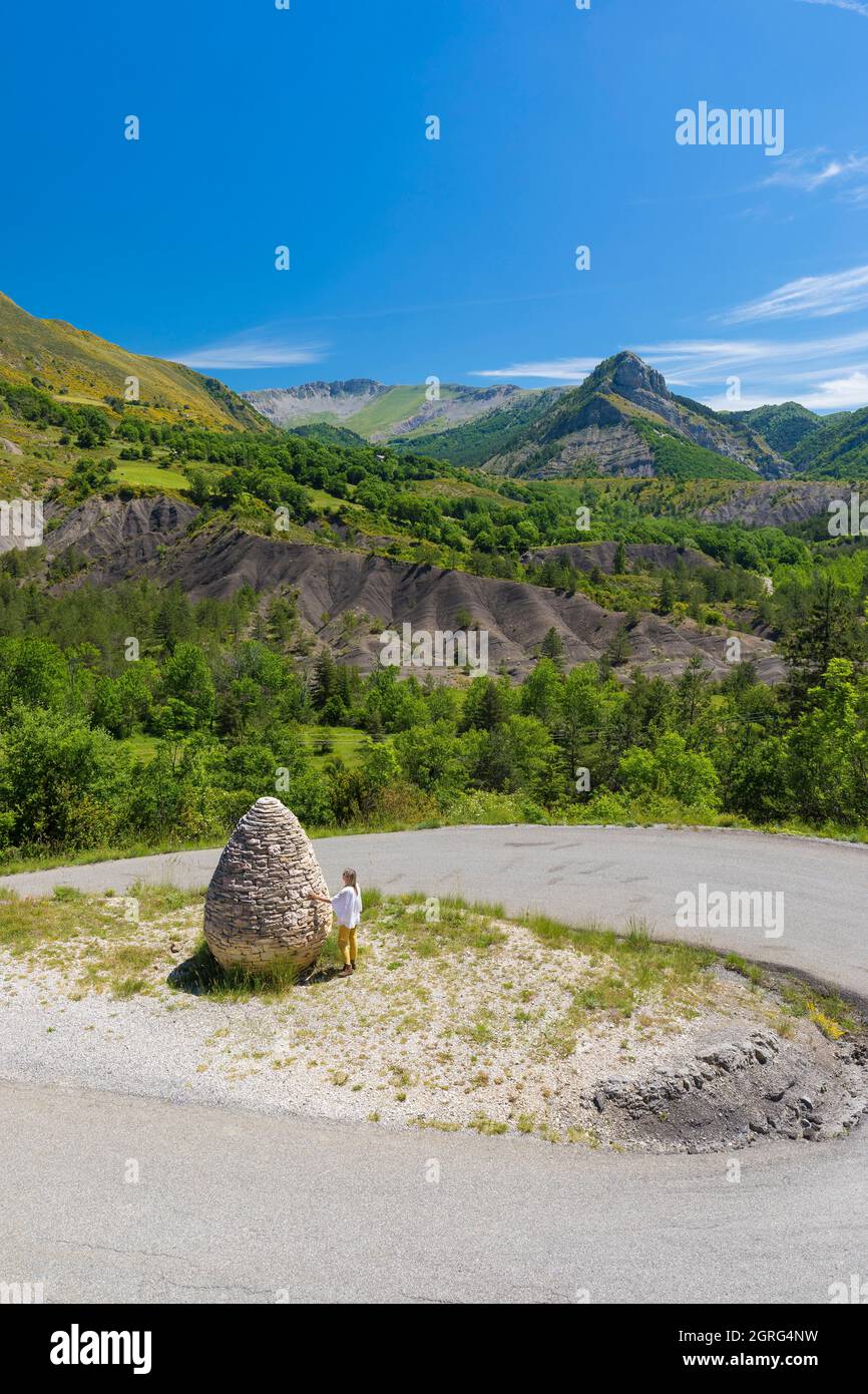 France, Alpes-de-Haute-Provence, Geological Nature Reserve of Haute Provence, Vançon valley, Authon, Sentinelle, dry stone cairn, artwork by land art artist Andy Goldsworthy Stock Photo