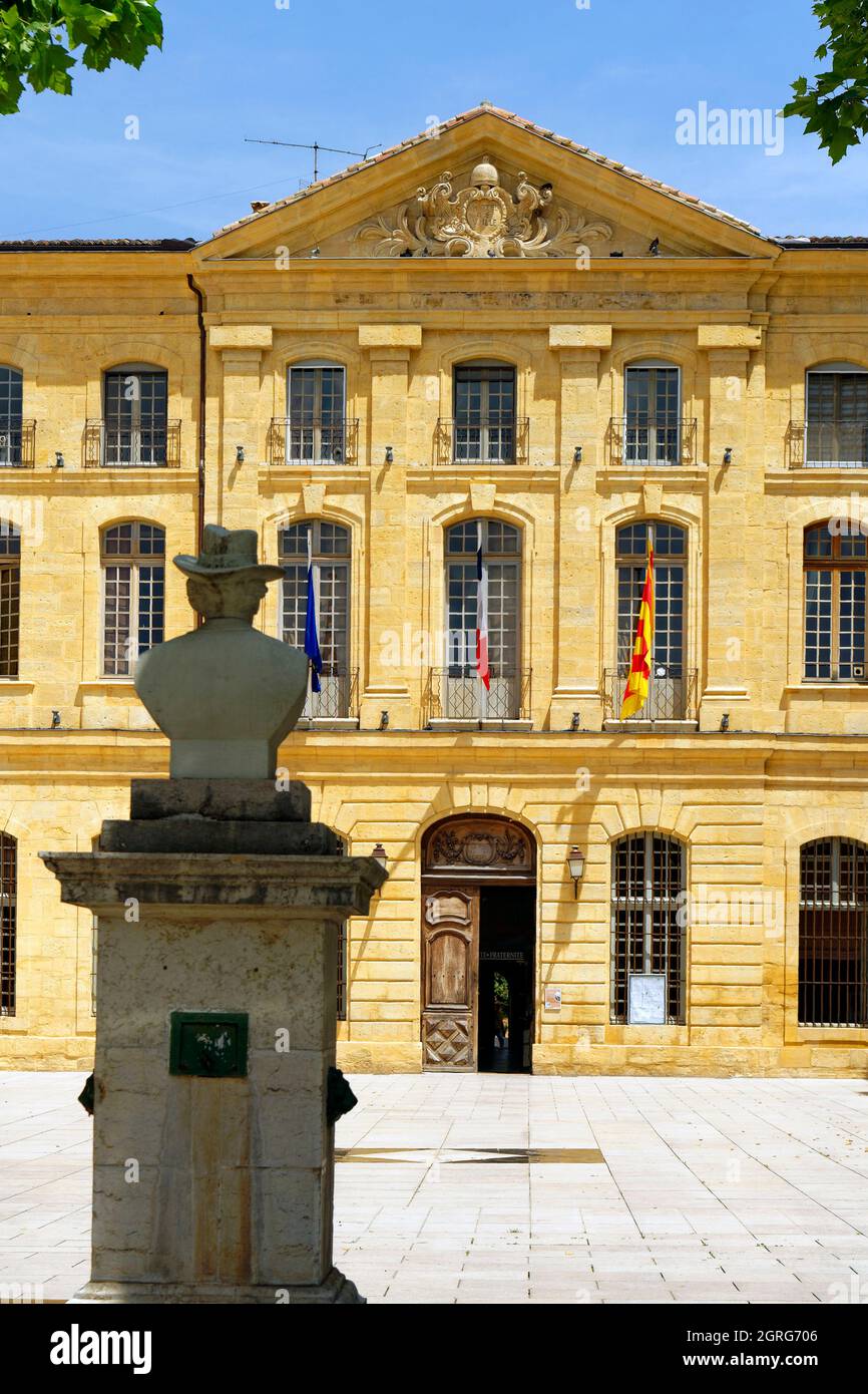 France, Var, Provence Verte, Saint Maximin la Sainte Baume, Place de l'Hôtel de Ville (city hall square), Frederic Mistral statue and Town Hall Stock Photo
