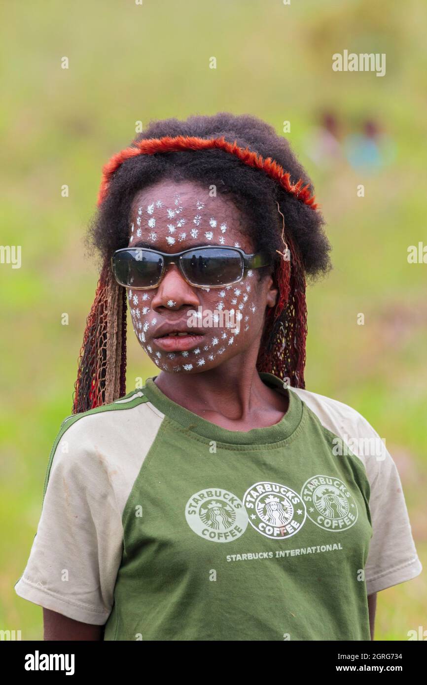 Indonesia, Papua, city of Wamena, portrait of a young Dani girl. Baliem Valley Cultural Festival, every August, tribes come together to perform ancestral war scenes, parade and dance in traditional clothes Stock Photo