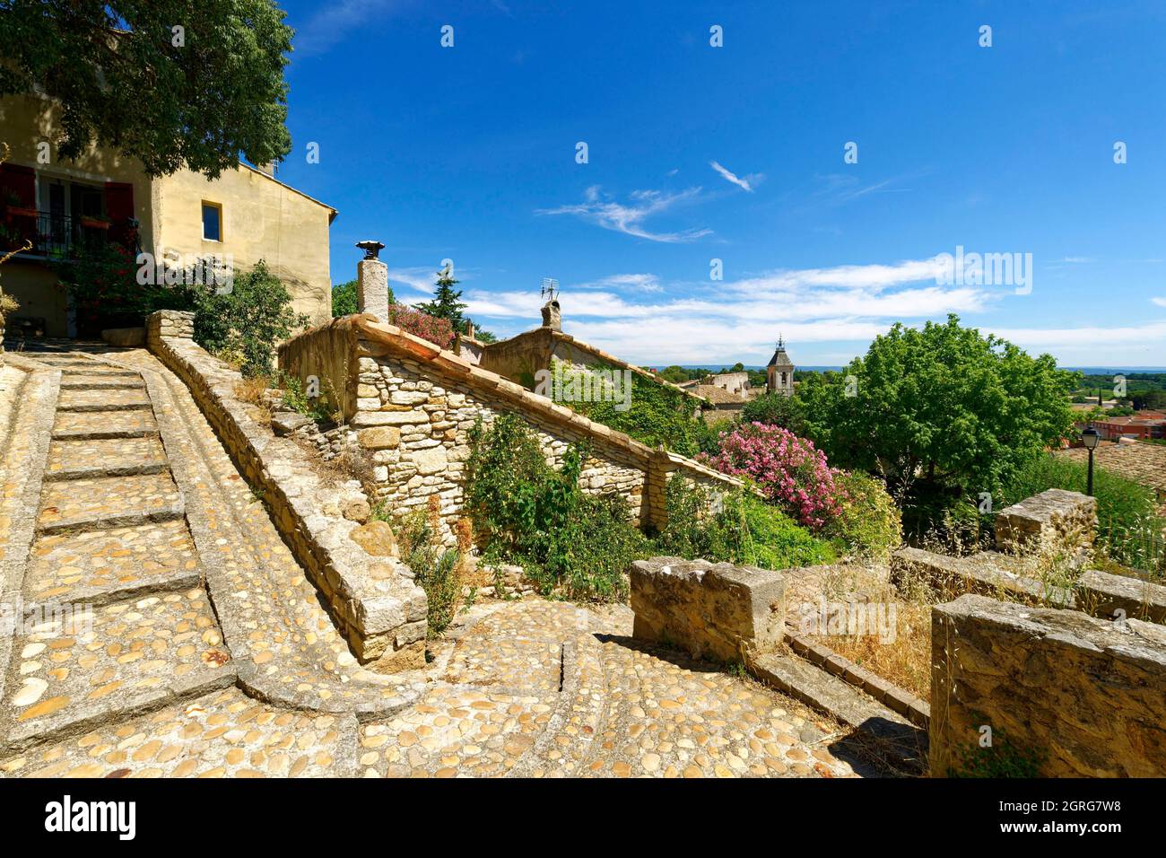 France, Vaucluse, Beaumes de Venise with the parish church in the background Stock Photo