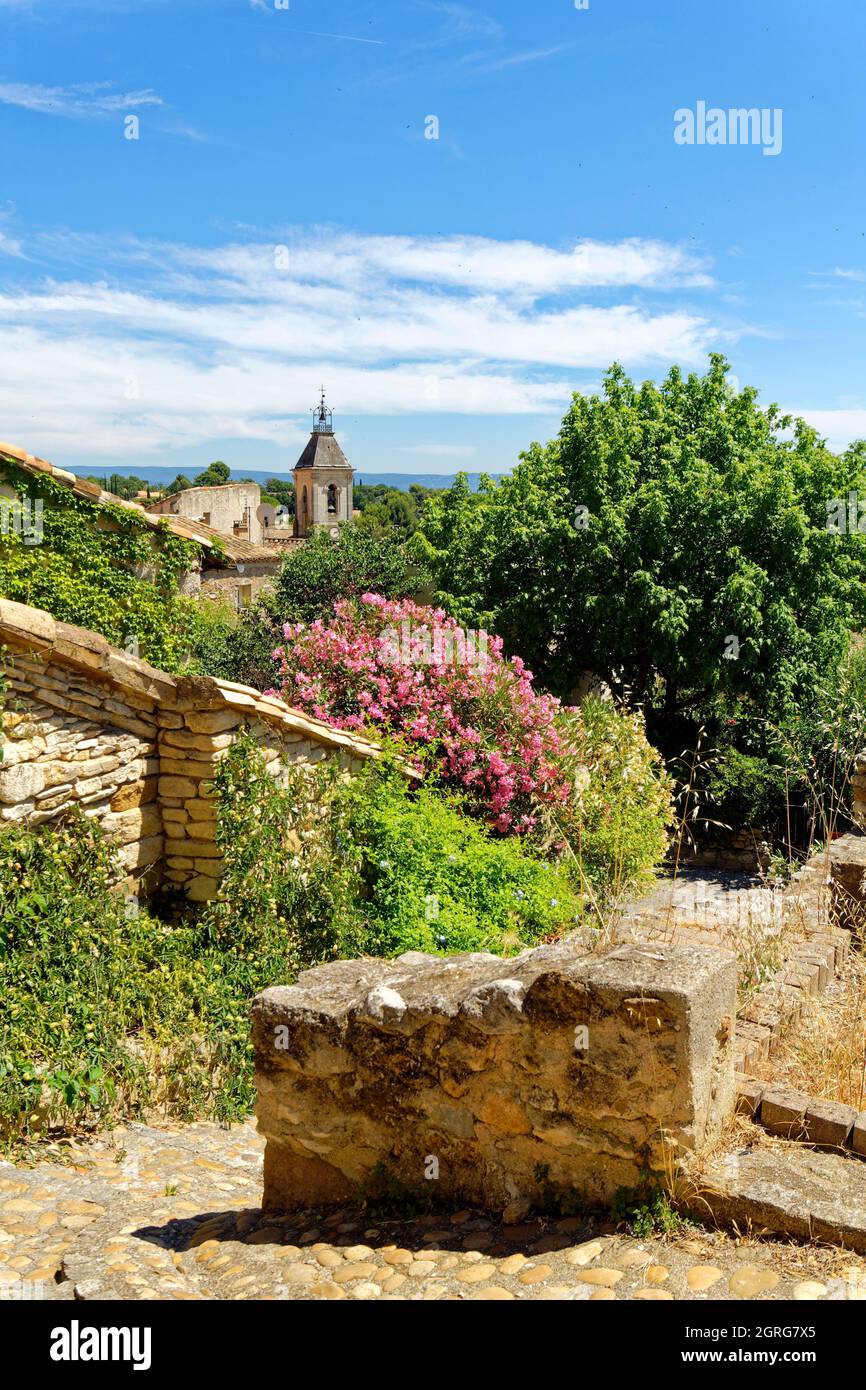 France, Vaucluse, Beaumes de Venise with the parish church in the background Stock Photo