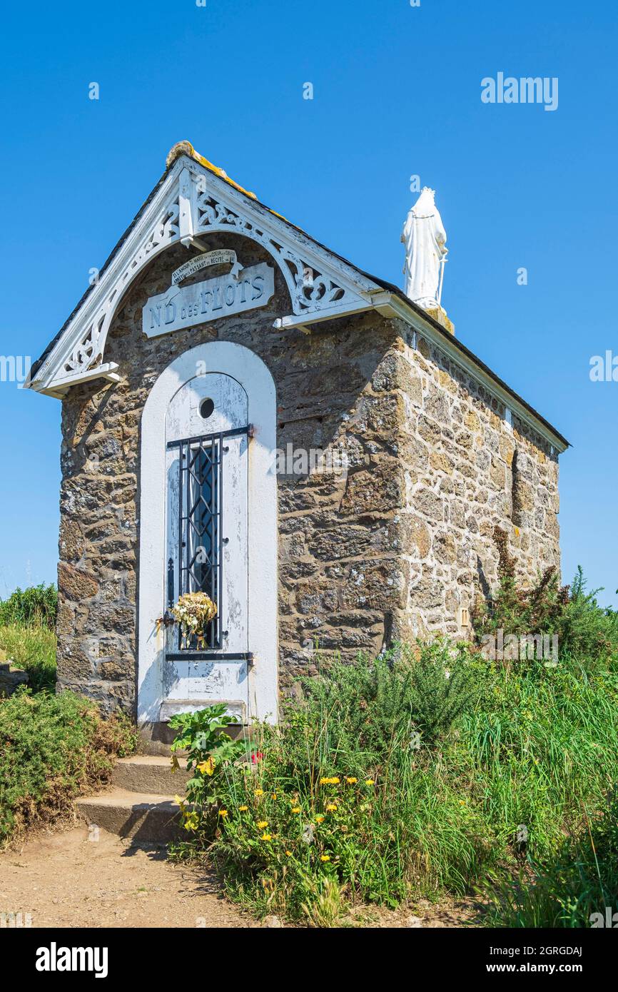 France, Ille-et-Vilaine, Saint-Malo, Rothéneuf district, Notre-Dame-des-Flots chapel along the GR 34 hiking trail or customs trail Stock Photo