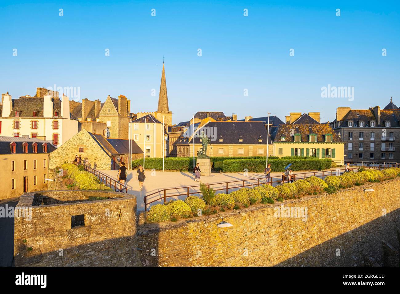 France, Ille-et-Vilaine, Saint-Malo intra-muros, the granite ramparts that surround the city Stock Photo