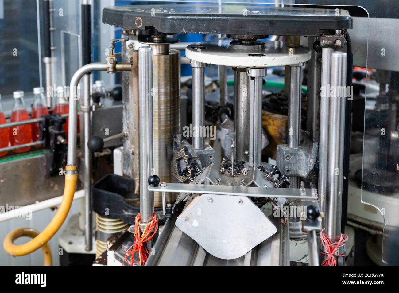 Automatic rotation machine for conveying packaging bottles in beverage ...
