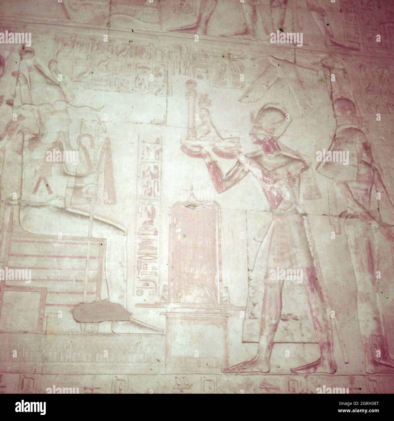Pharao Sethos opfert dem Gott Osiris auf einem Wandrelief im Totentempel des Pharao Sethos I. in Abydos, Ägypten 1955. Pharaoh Seti making sacrifices to god Osiris on a mural relief at the temple of pharaoh Seti I in Abydos, Egypt 1955. Stock Photo