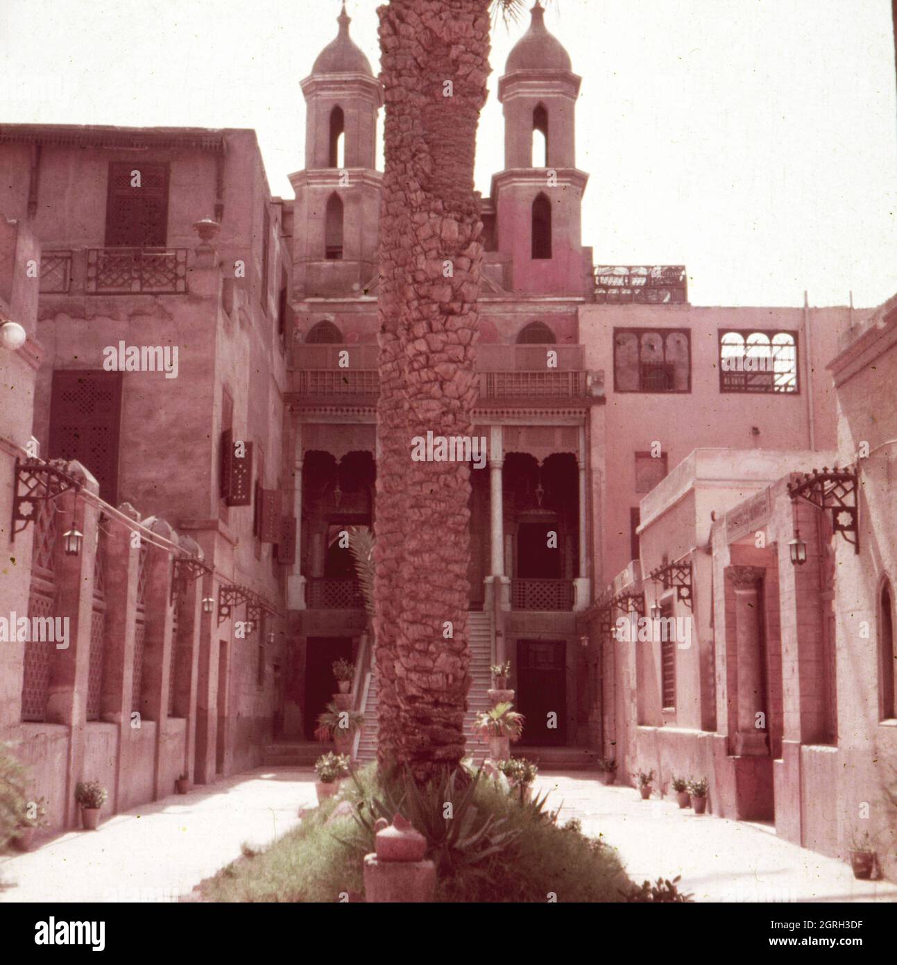 Koptische Mar Girgis Kirche in Kairo, Ägypten 1955. Coptic Mar Girgis church at Cairo, Egypt 1955. Stock Photo