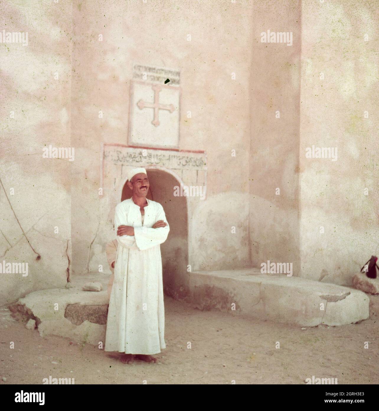 Wächter am Eingang der koptischen Mar Girgis Kirche in Kairo, Ägypten 1955. Guardian at the entrance of Coptic Mar Girgis church at Cairo, Egypt 1955. Stock Photo