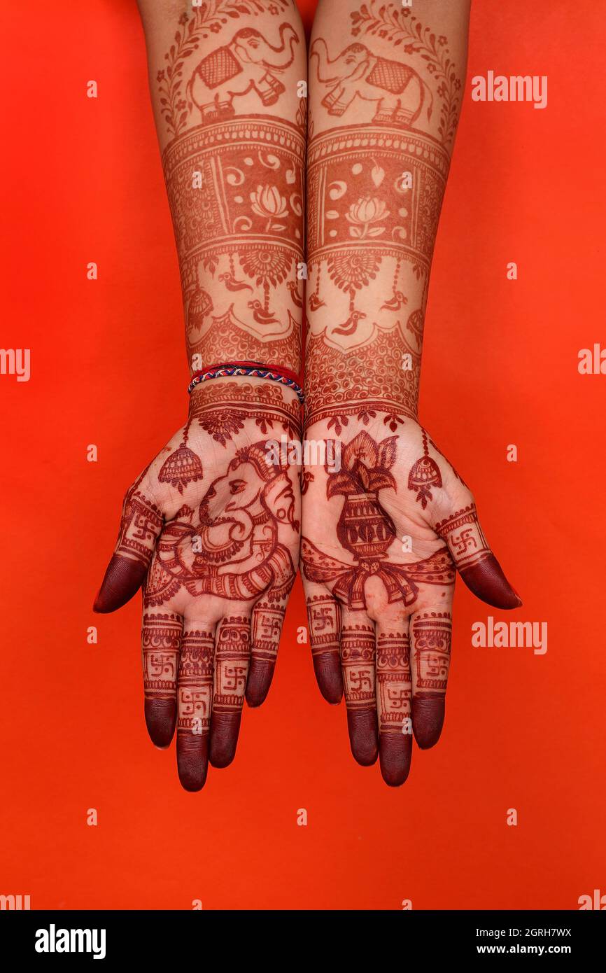 Ledy Feet And Hands In Heena For Wedding In White Background And Isolated Hand And Feet Hand Design Feet Design Beautiful Design Nice Design Stock Photo Alamy