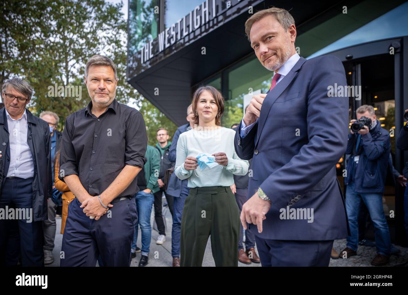 Berlin, Germany. 01st Oct, 2021. Robert Habeck (l), federal leader of Bündnis 90/Die Grünen, Annalena Baerbock, federal leader of Bündnis 90/Die Grünen, and Christian Lindner (l), parliamentary group leader and party leader of the FDP, leave the press conference after the exploratory talks between Bündnis 90/Die Grünen and the FDP. Credit: Michael Kappeler/dpa/Alamy Live News Stock Photo