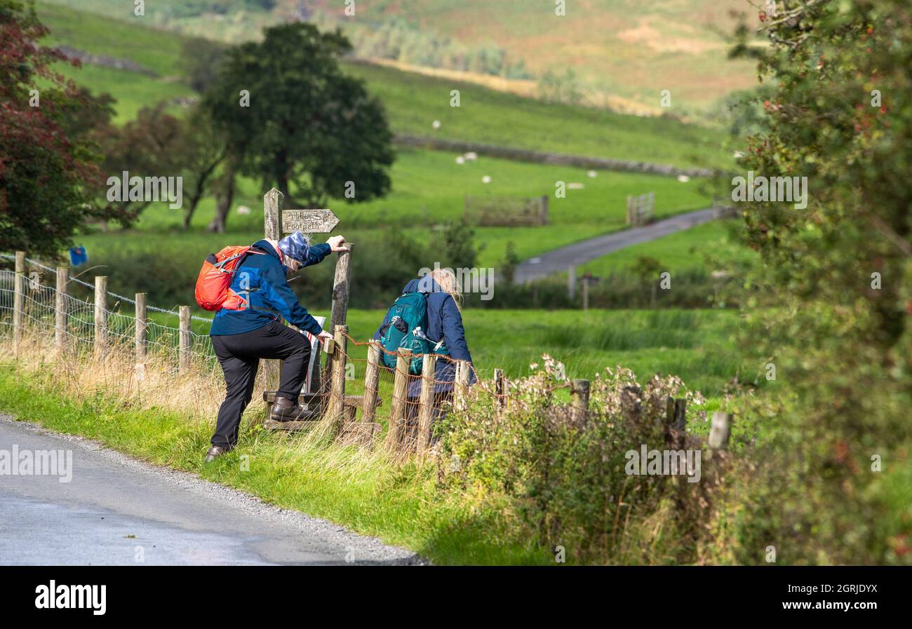 Whitewell, Clitheroe, Lancashire, UK. 1st Oct, 2021. Walkers enjoying fine weather on the first day of October before a predicted unsettled weekend, Whitewell, Clitheroe, Lancashire, UK. Credit: John Eveson/Alamy Live News Stock Photo