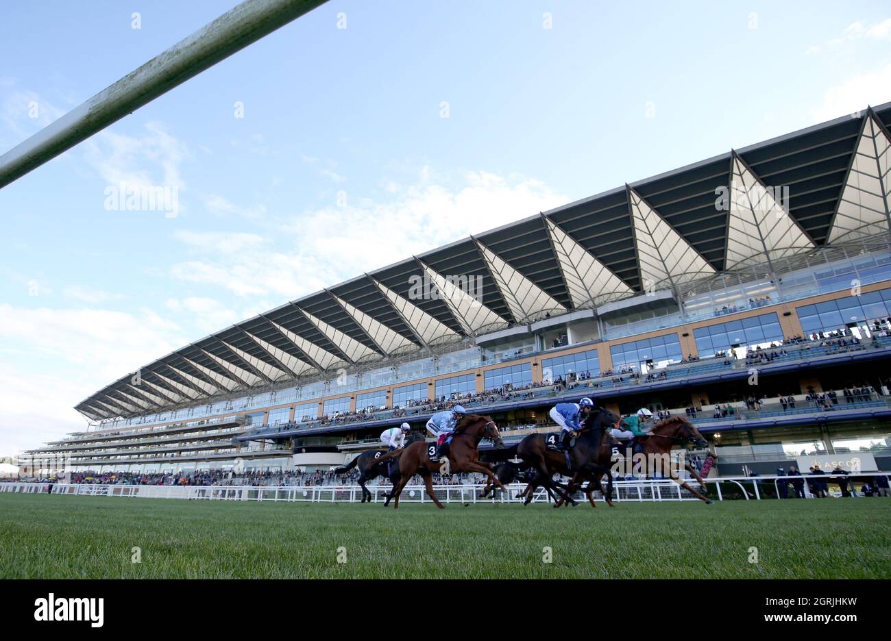 Harrogate Races Runners and riders in action during The Harrogate Water B Corp Noel ...