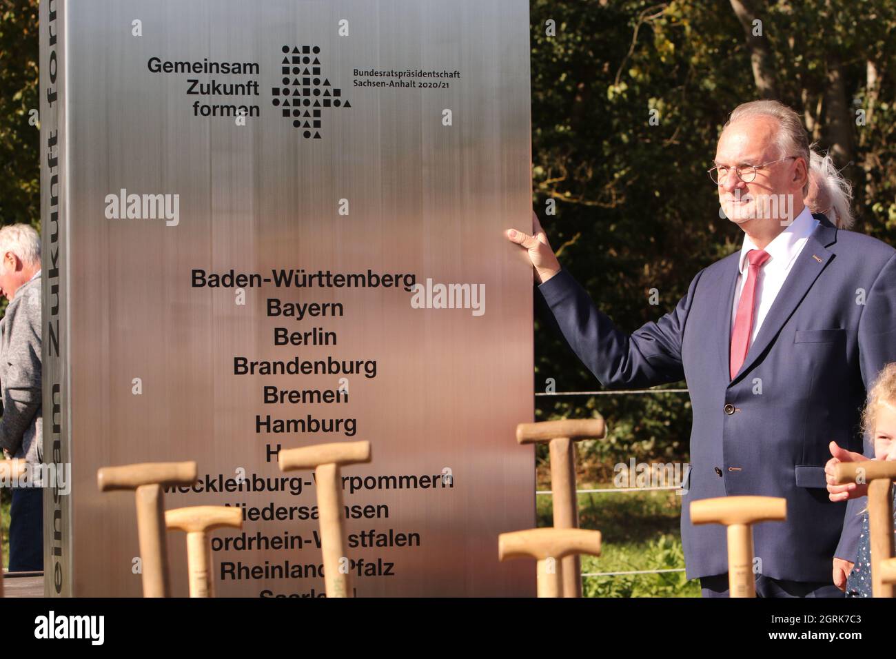 01 October 2021, Saxony-Anhalt, Hötensleben: Saxony-Anhalt's Prime Minister Reiner Haseloff stands with the Unity Ambassadors from all the federal states in front of a stele that was unveiled together earlier. Photo: Matthias Bein/dpa-Zentralbild/ZB Stock Photo