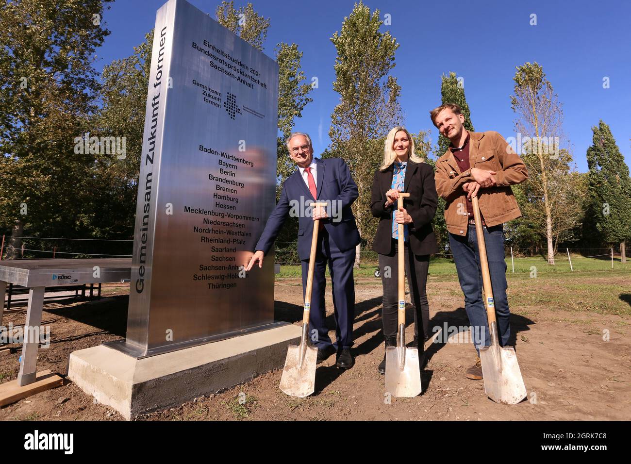 01 October 2021, Saxony-Anhalt, Hötensleben: Saxony-Anhalt's Prime Minister Reiner Haseloff (l) stands with the Unity Ambassadors from Saxony-Anhalt Kirstin Knaufmann and Falk Schuster near the Hötensleben border memorial in front of a stele that was unveiled together with all the Unity Ambassadors from all the federal states. Photo: Matthias Bein/dpa-Zentralbild/ZB Stock Photo