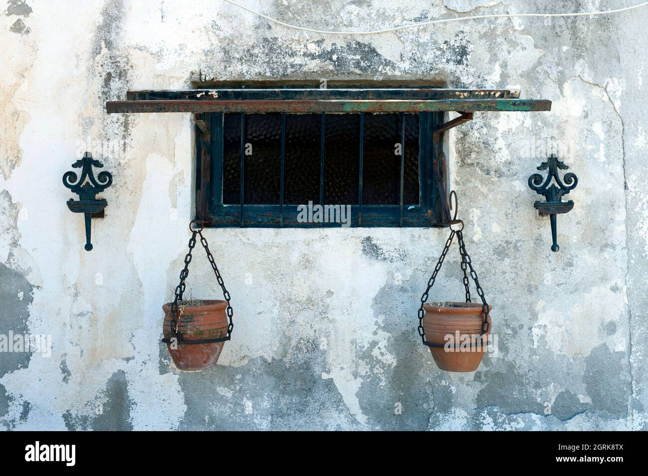 Vacant, flowerpot on the old wall, window Stock Photo - Alamy