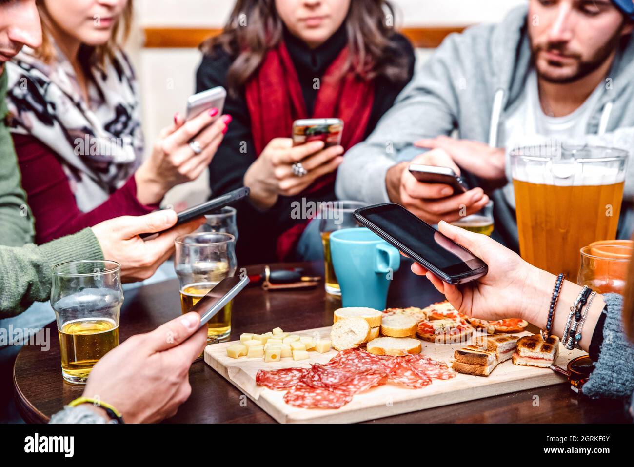 Cellphones dinner hi-res stock photography and images - Alamy