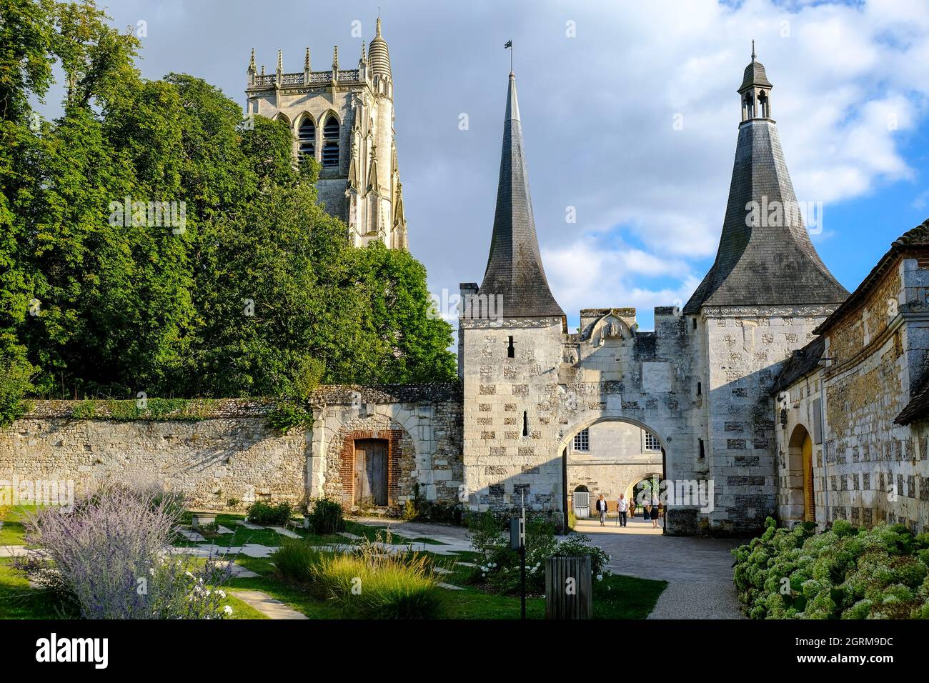 Frankreich, Le Bec-Hellouin, 28.08.2021: Eingangstor der Abtei Le Bec und der Turm Saint-Nicolas im normannischen Dorf Le Bec-Hellouin, das als eines Stock Photo