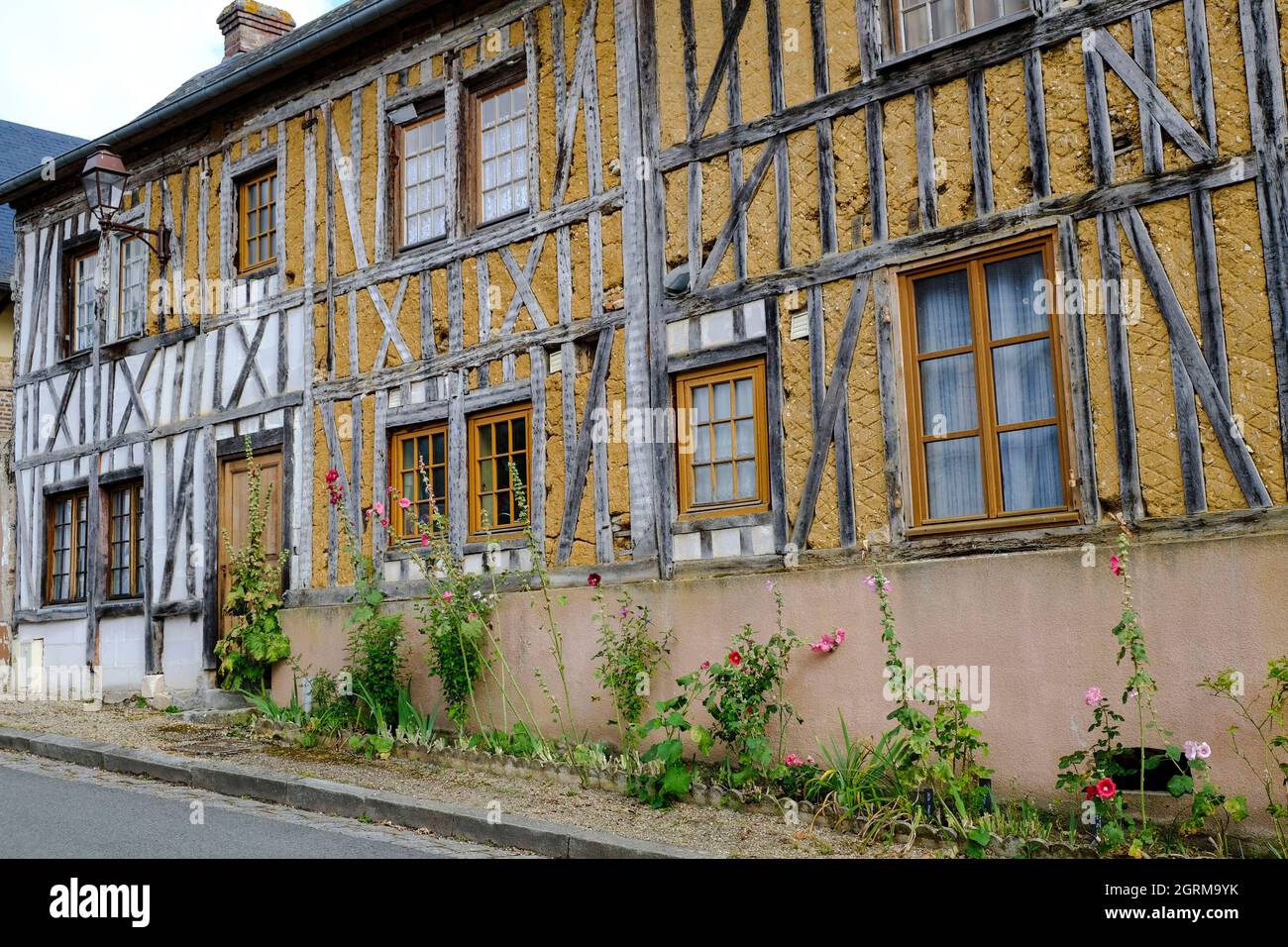 Frankreich, Le Bec-Hellouin, 28.08.2021: renovierungsbedurftige, alte normannische Fachwerkhaeuser im Dorf Le Bec-Hellouin, das als eines der schoenst Stock Photo