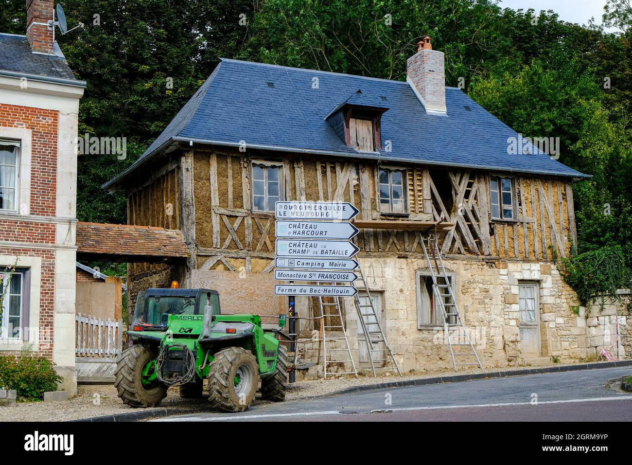 Frankreich, Le Bec-Hellouin, 28.08.2021: renovierungsbedurftiges, altes normannisches Fachwerkhaus im Dorf Le Bec-Hellouin, das als eines der schoenst Stock Photo