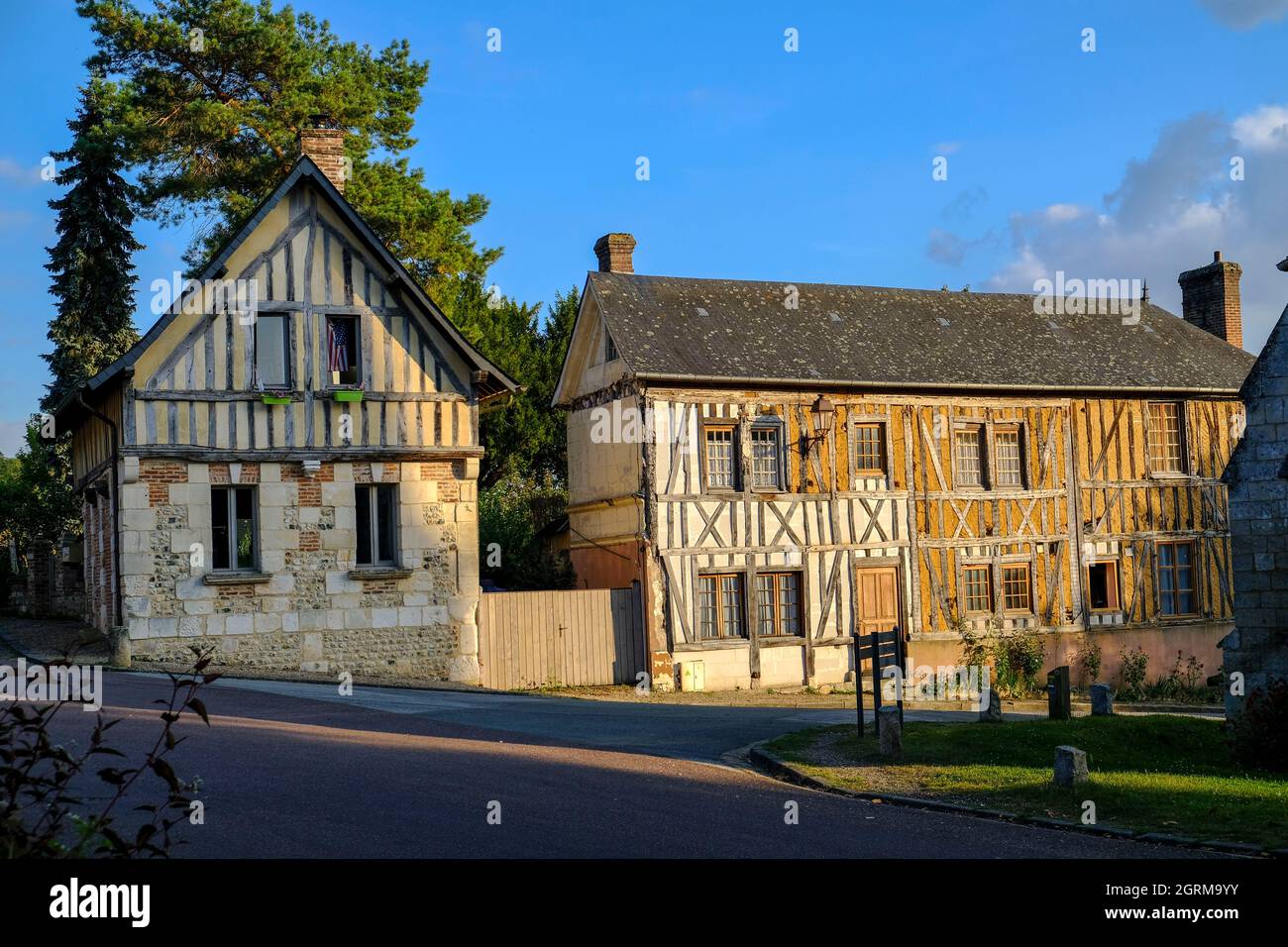 Frankreich, Le Bec-Hellouin, 28.08.2021: renovierungsbedurftige, alte normannische Fachwerkhaeusern im Dorf Le Bec-Hellouin, das als eines der schoens Stock Photo