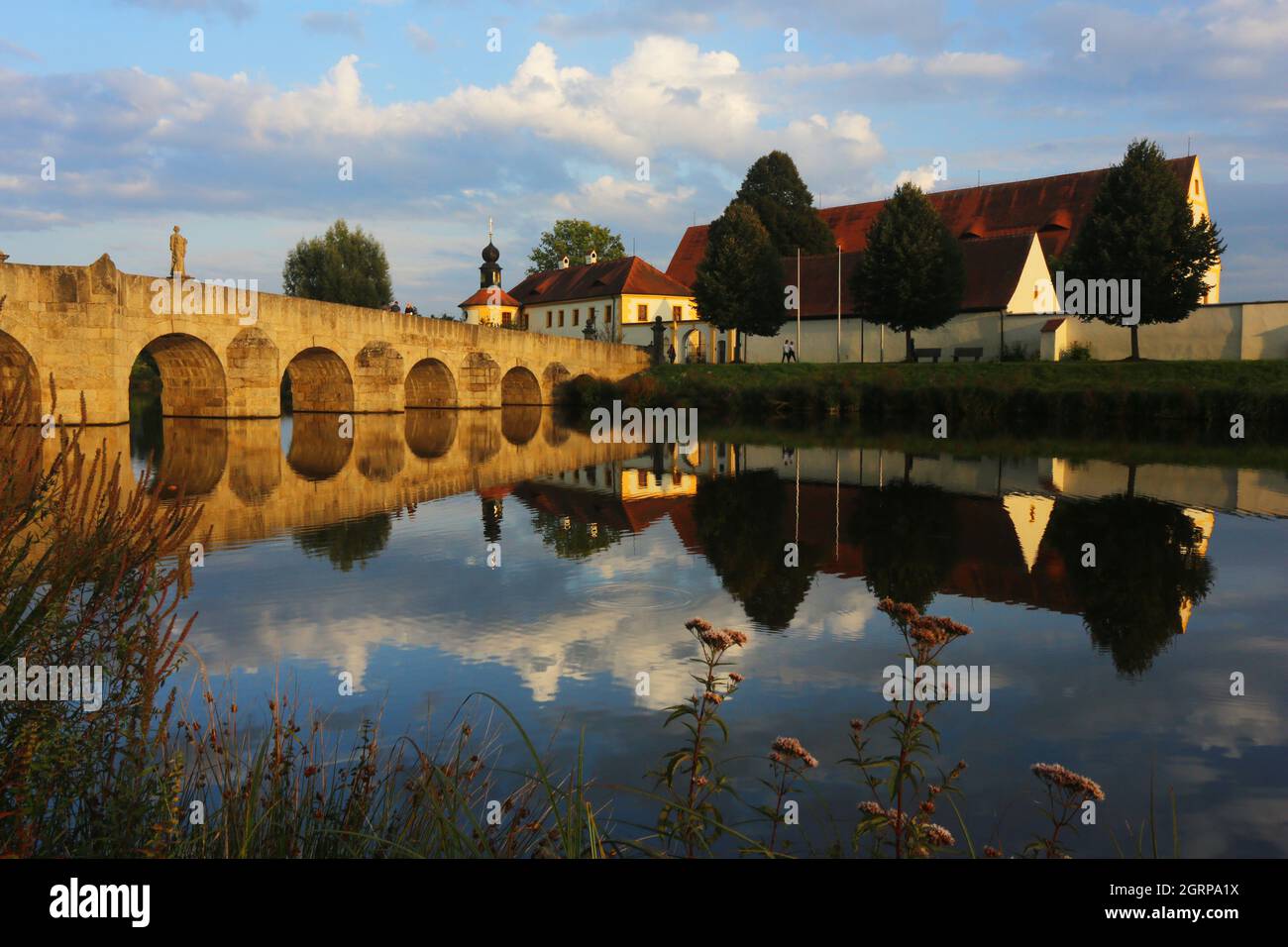 Tirschenreuth, Oberpfalz, Bayern Brücke und See und Teich im Fischhofpark zum Wandern und Spazierengehen oder Relaxen in der Freizeit oder im Urlaub Stock Photo