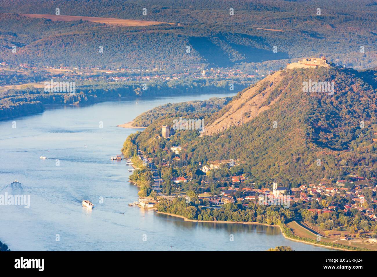Visegrad (Plintenburg): bend of Danube River, view to Visegrad, cruise ship in Danube-Ipoly National Park, Pest, Hungary Stock Photo