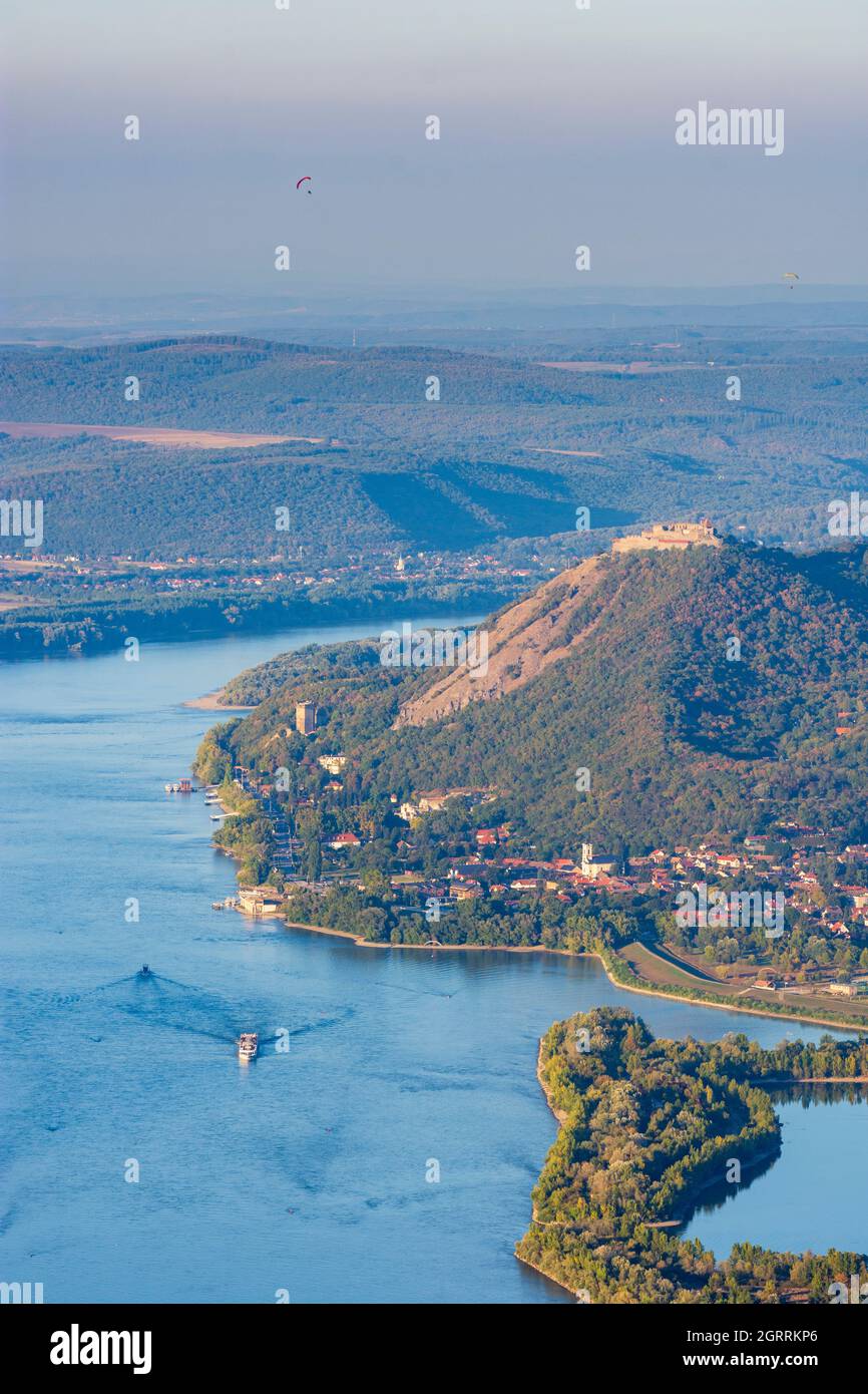 Visegrad (Plintenburg): bend of Danube River, view to Visegrad, cruise ship in Danube-Ipoly National Park, Pest, Hungary Stock Photo