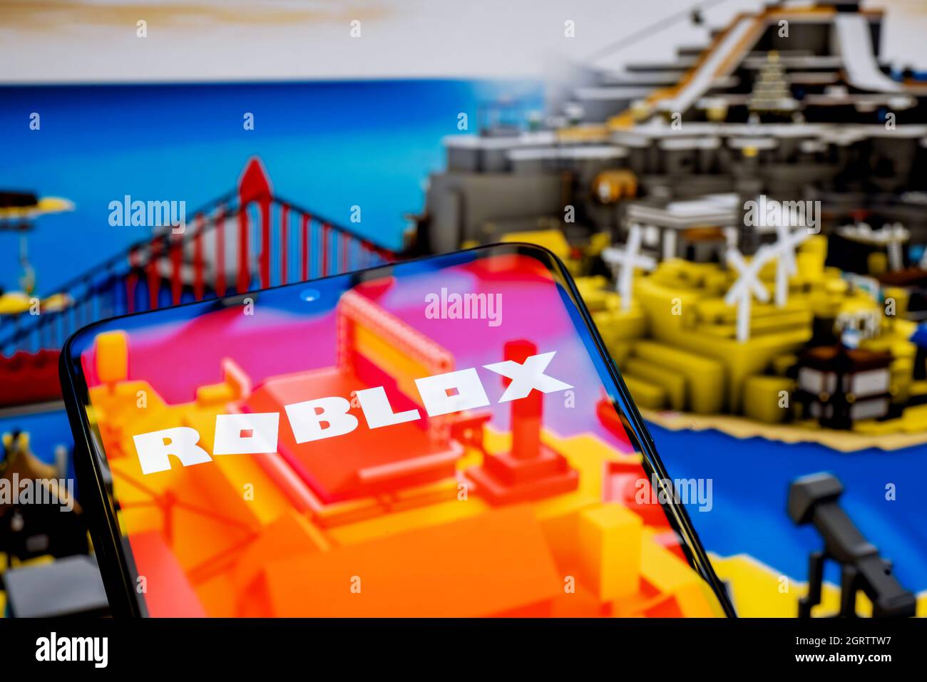 Foto de Roblox logo on the Roblox website seen through a magnifying glass  do Stock