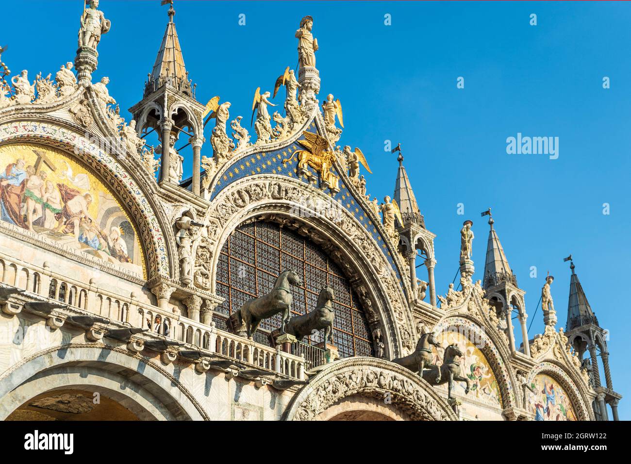 Detail of the façade of Saint Mark's Basilica in Saint Mark's Square with  sculptures and the Byzantine bronze statues of four horses, Venice, Italy,  E Stock Photo - Alamy