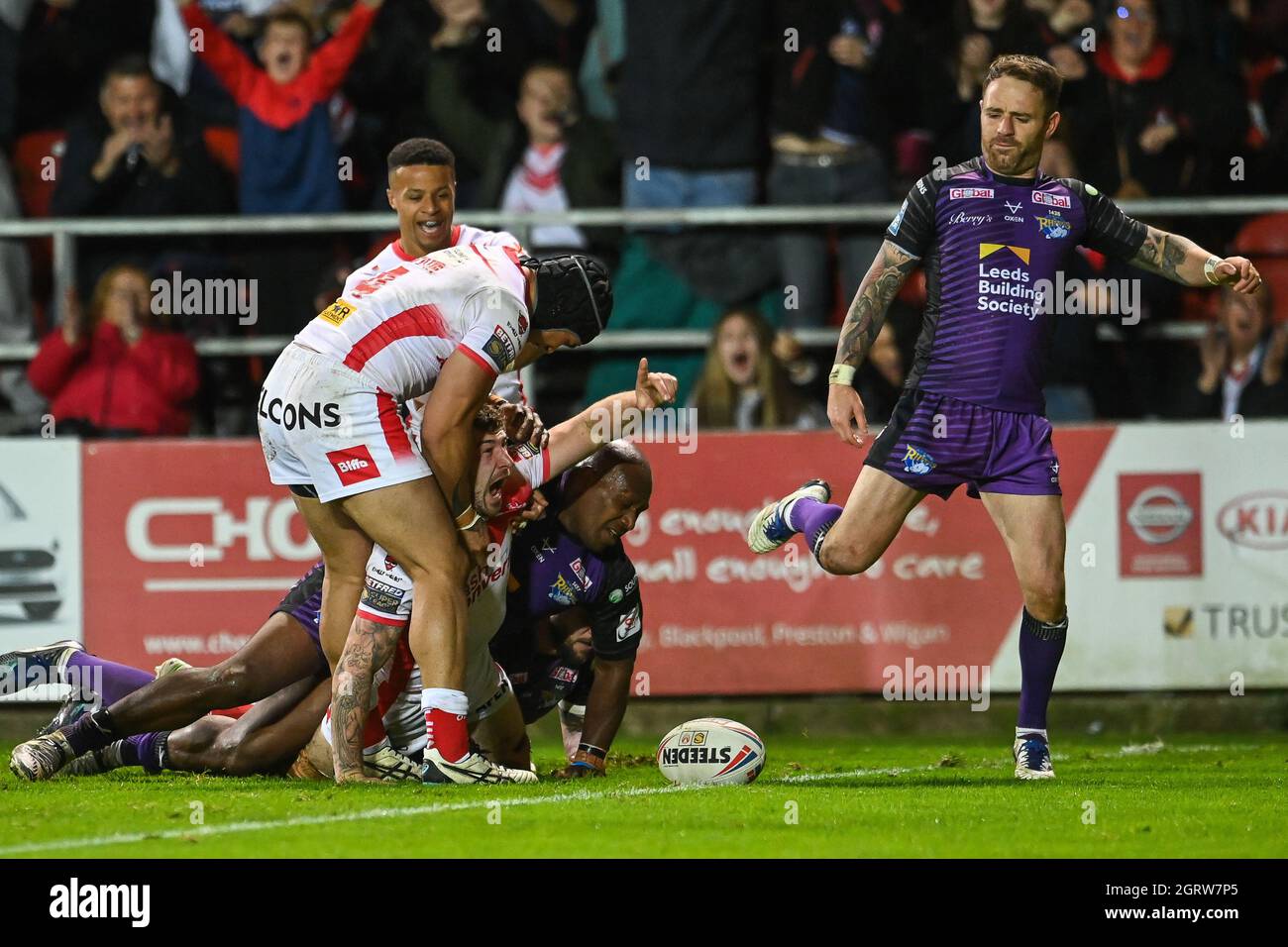 Mark Percival (4) of St Helens celebrates his try Stock Photo Alamy
