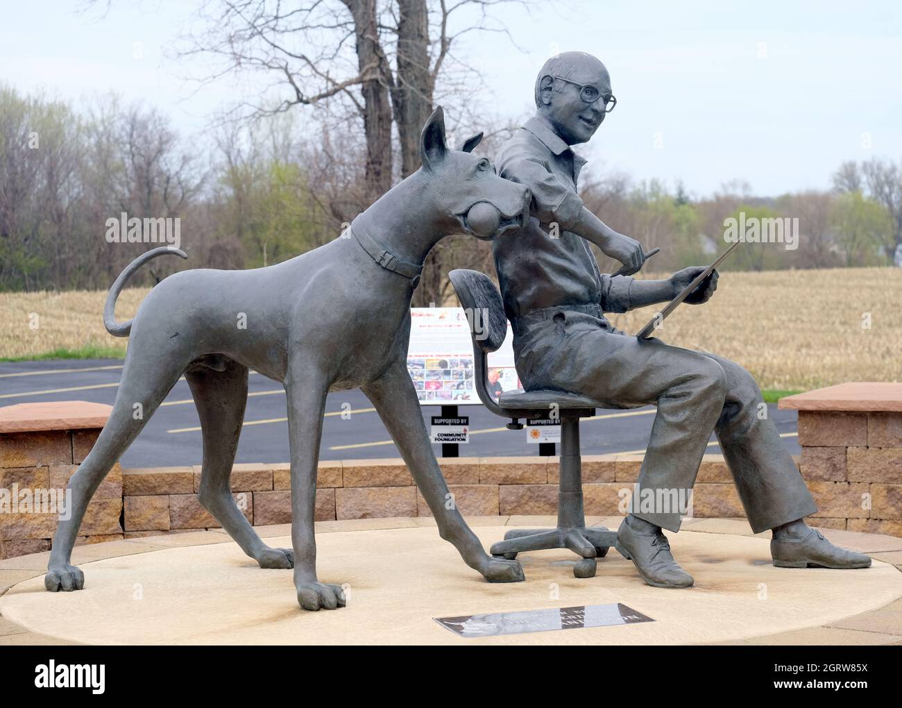 CARTOONIST BRAD ANDERSON AND HIS MARMADUKE STATUE NEAR HIS HOME TOWN OF BROCTON, NEW YORK Stock Photo