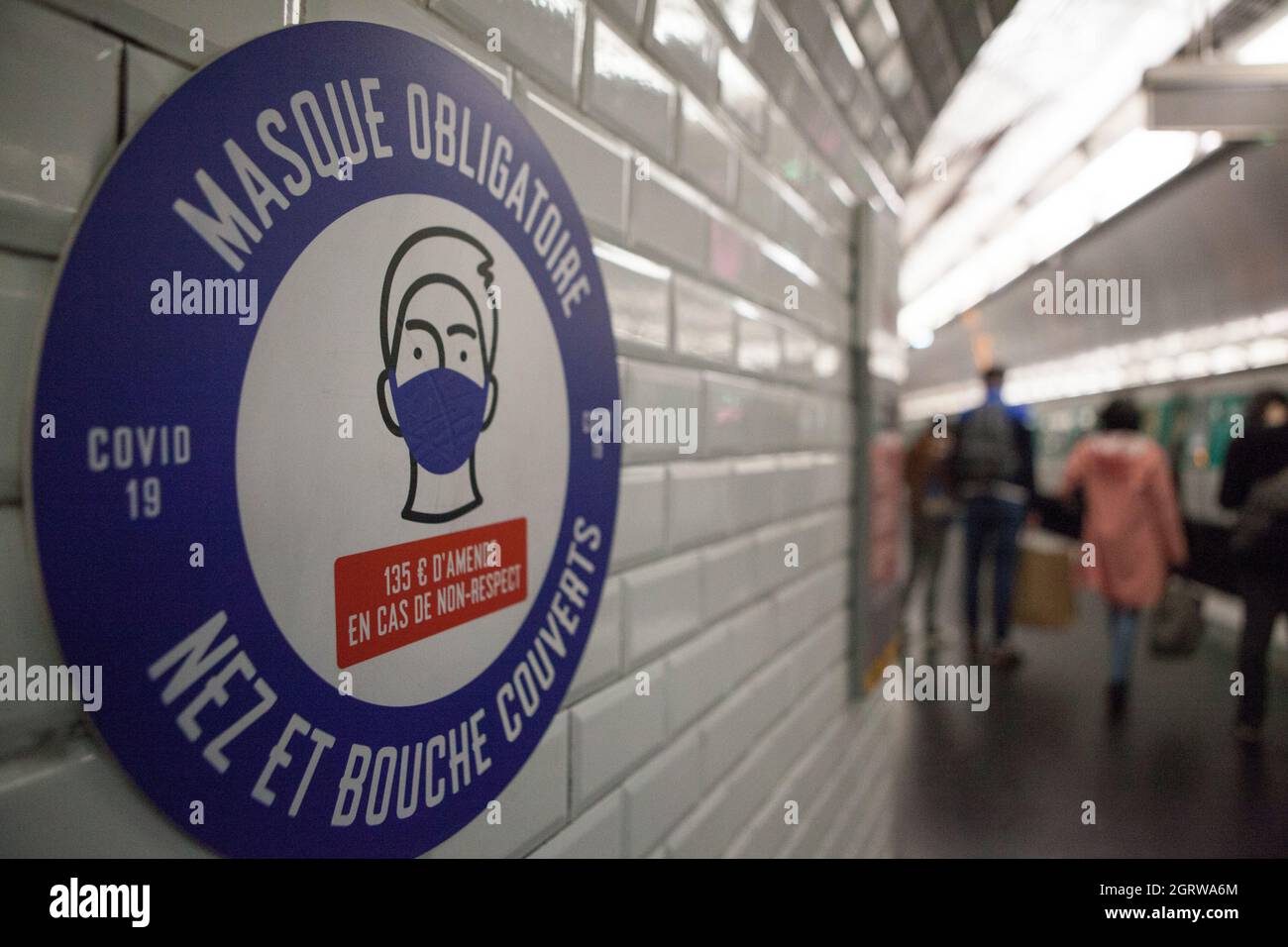 Paris, France, 1 October 2021: A notice inside a Metro station says 'Masque Obligatoire', mask obligatory over nose and mouth and warns of a 135 euro fine for non-compliance. Almost everyone wears face masks, as required, to help reduce the spread of coronavirus and the risk of covid-19. Anna Watson/Alamy Live News Stock Photo