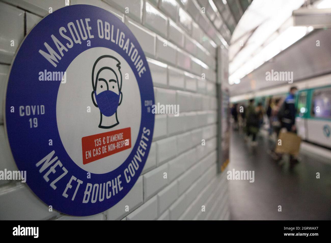 Paris, France, 1 October 2021: A notice inside a Metro station says 'Masque Obligatoire', mask obligatory over nose and mouth and warns of a 135 euro fine for non-compliance. Almost everyone wears face masks, as required, to help reduce the spread of coronavirus and the risk of covid-19. Anna Watson/Alamy Live News Stock Photo