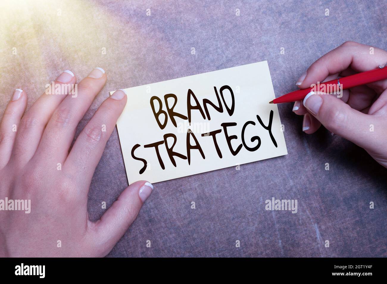 vermogen Dialoog Vertrouwelijk Hand writing sign Brand Strategy. Concept meaning Longterm plan for the  development of a successful brand Writing Important Notes Drawing New  Design Stock Photo - Alamy