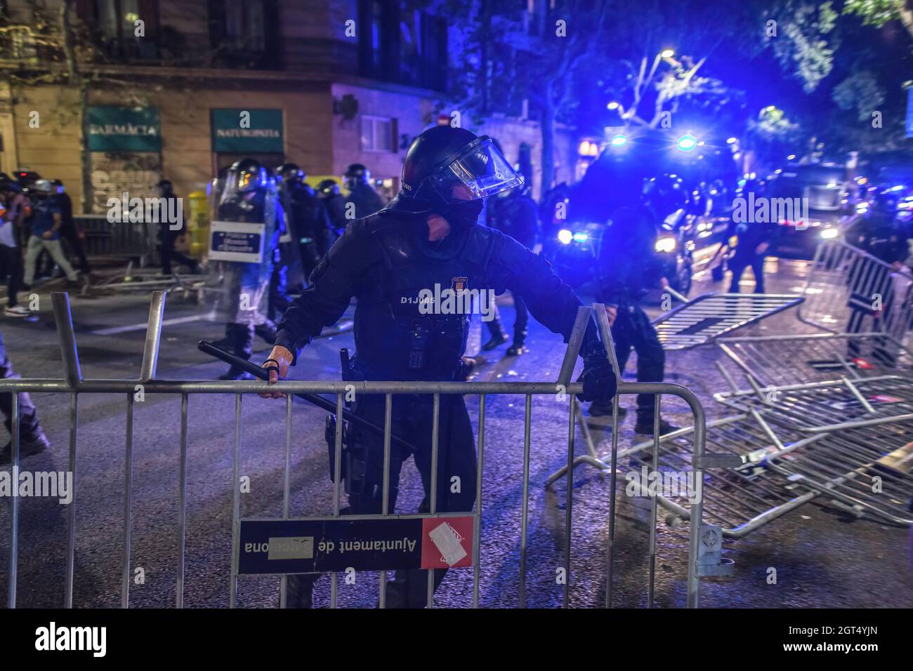 Barcelona, Spain. 01st Oct, 2021. Policemen seen removing barricades placed by protesters, during the demonstration. The activist group, CDR (Committees for the Defense of the Republic) has called a demonstration against the Spanish state and for the independence of Catalonia on October 1 the fourth anniversary of the Catalan independence referendum of 2017 (Photo by Thiago Prudencio/SOPA Images/Sipa USA) Credit: Sipa USA/Alamy Live News Stock Photo