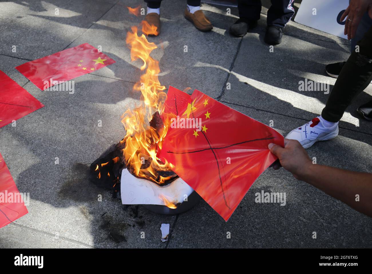 Protesters burning an america flag us hires stock photography and