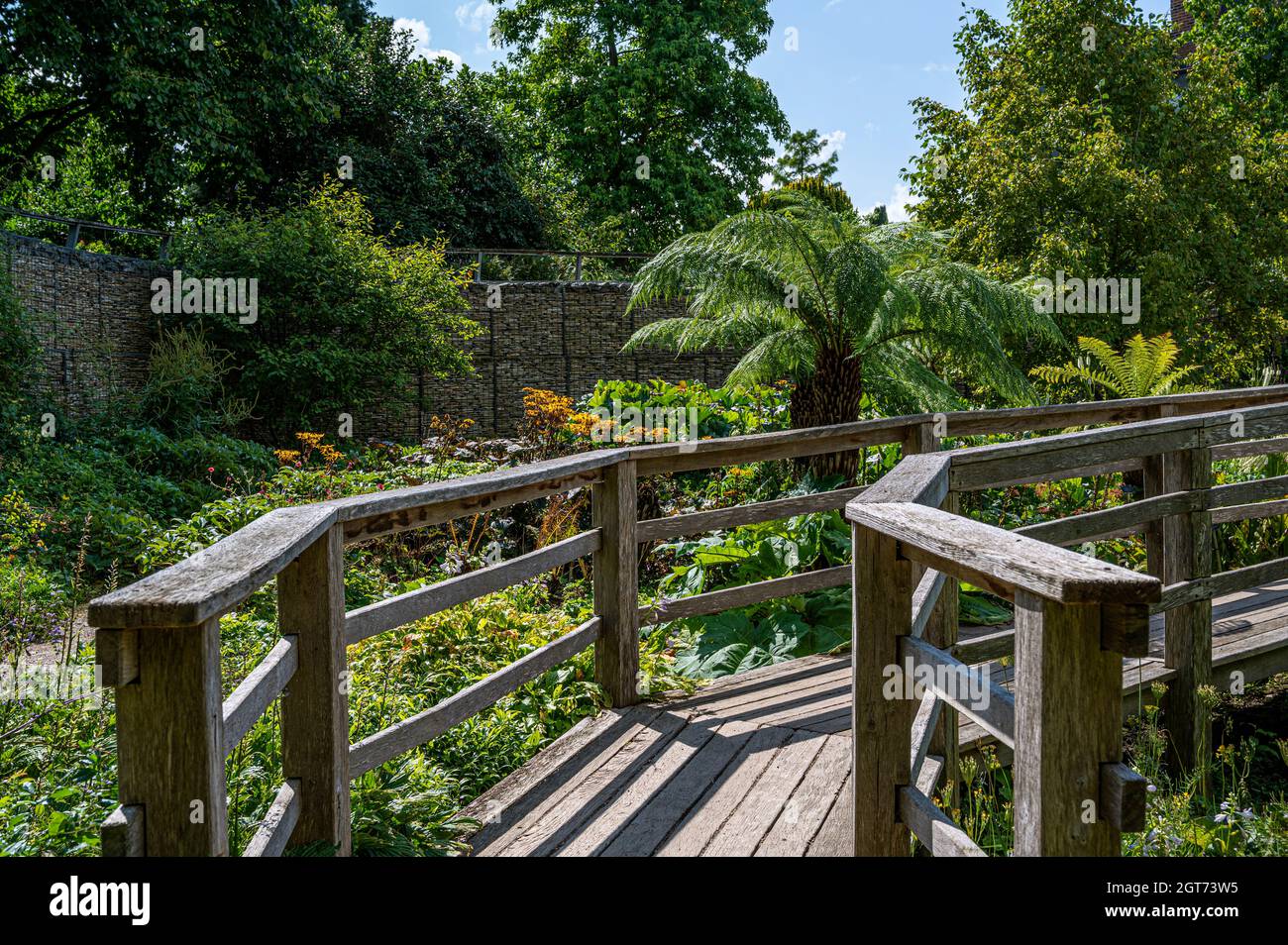 Wooden bridge garden hi-res stock photography and images - Alamy