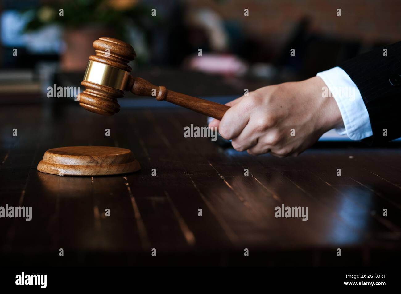 Judge banging gavel hires stock photography and images Alamy
