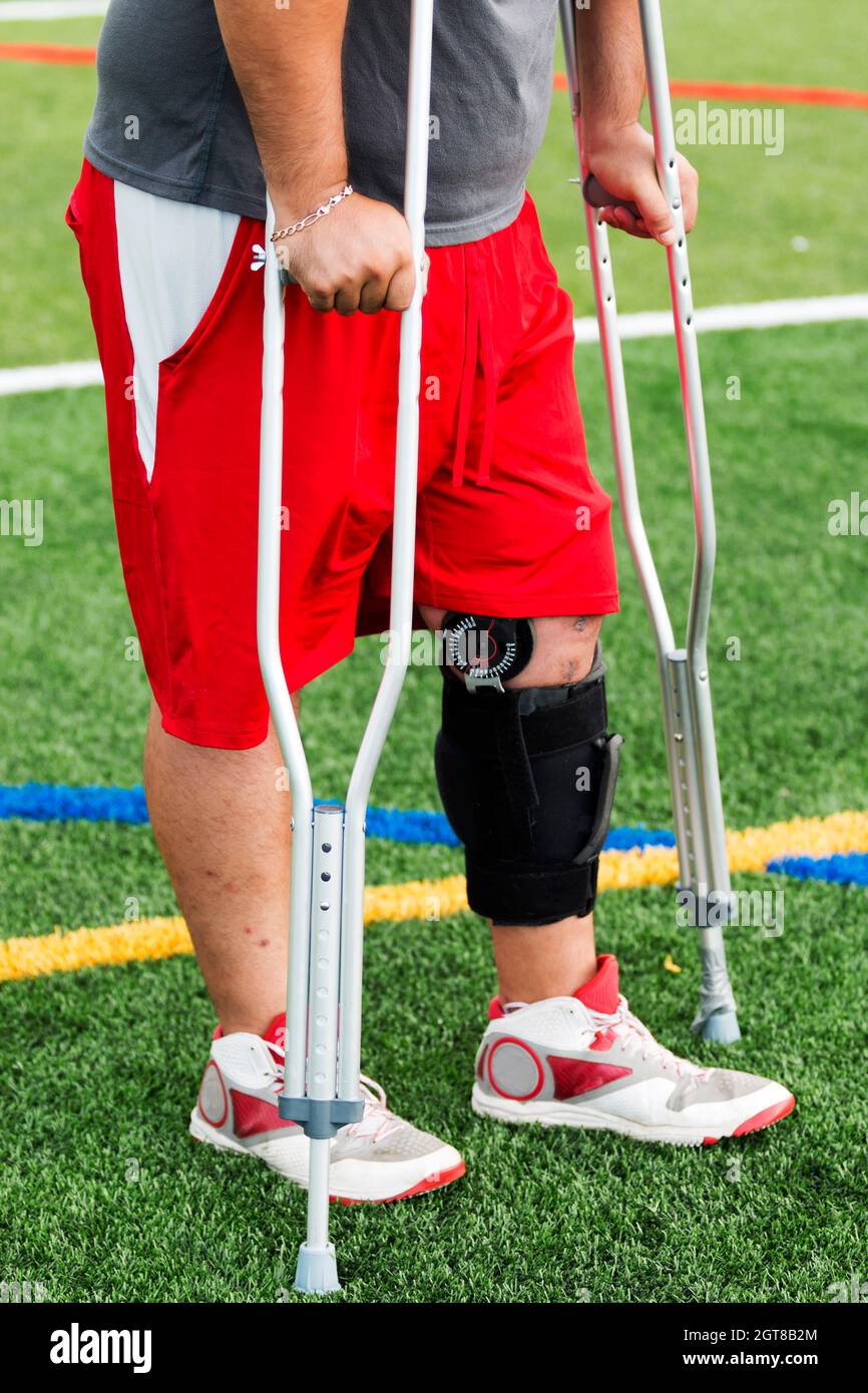 Knee surgery crutches hires stock photography and images Alamy