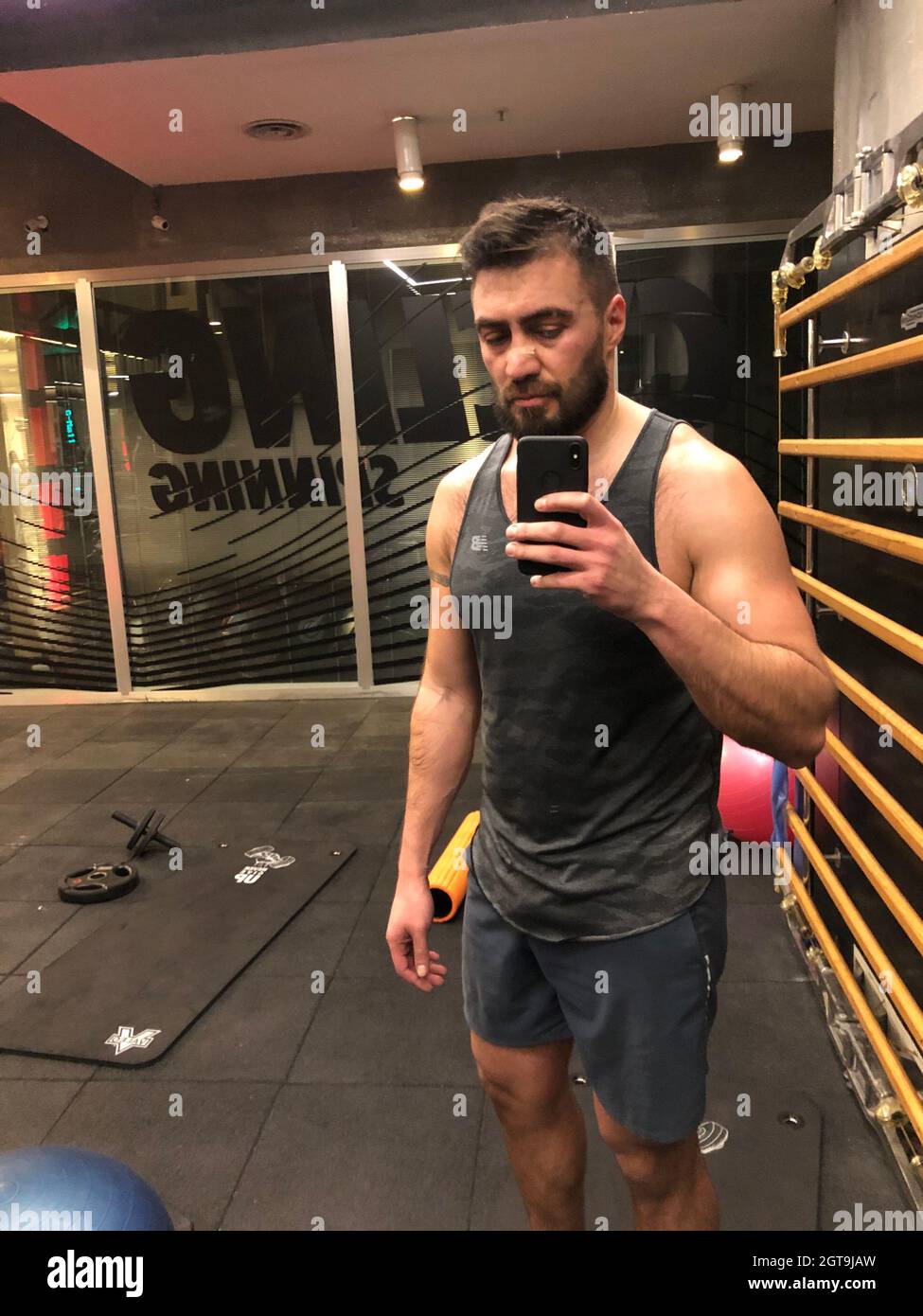 Gym selfie in mirror hires stock photography and images Alamy