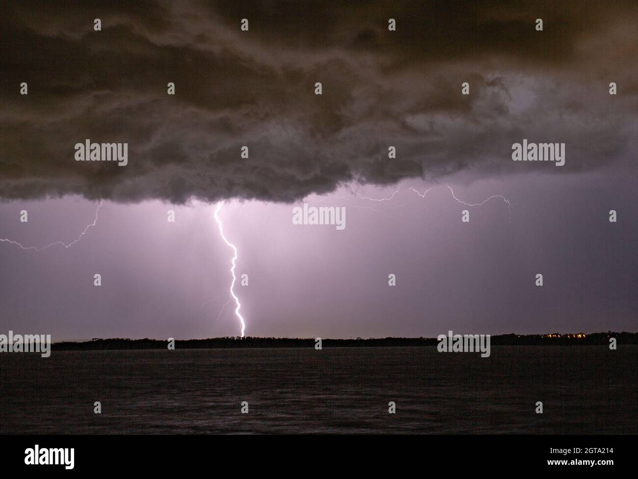 does lightning always strike from cloud to ground